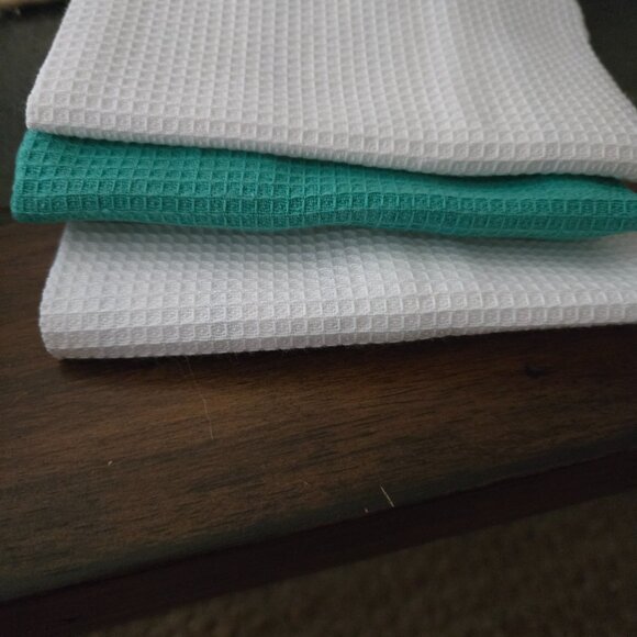 Multiple Sets of Christmas Hand Towels - Picture 6 of 7